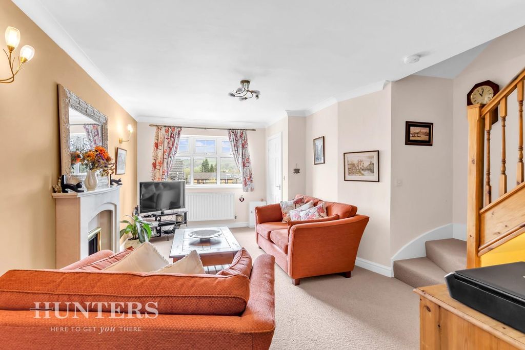 Property photo 2 of 32 Lounge