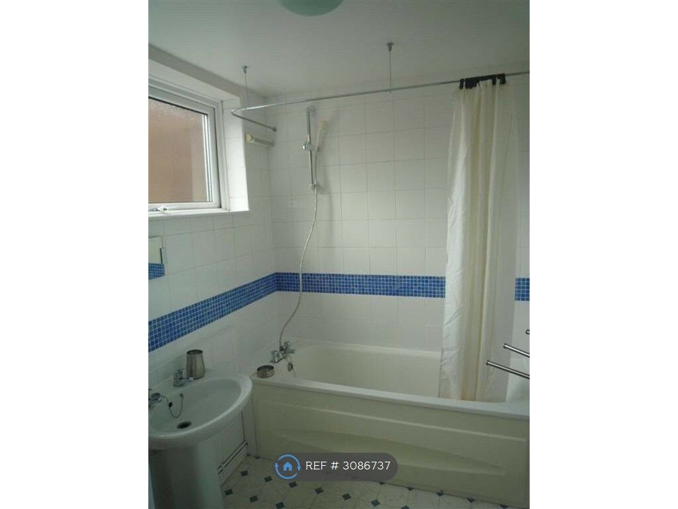 Property photo 3 of 9 Bathroom
