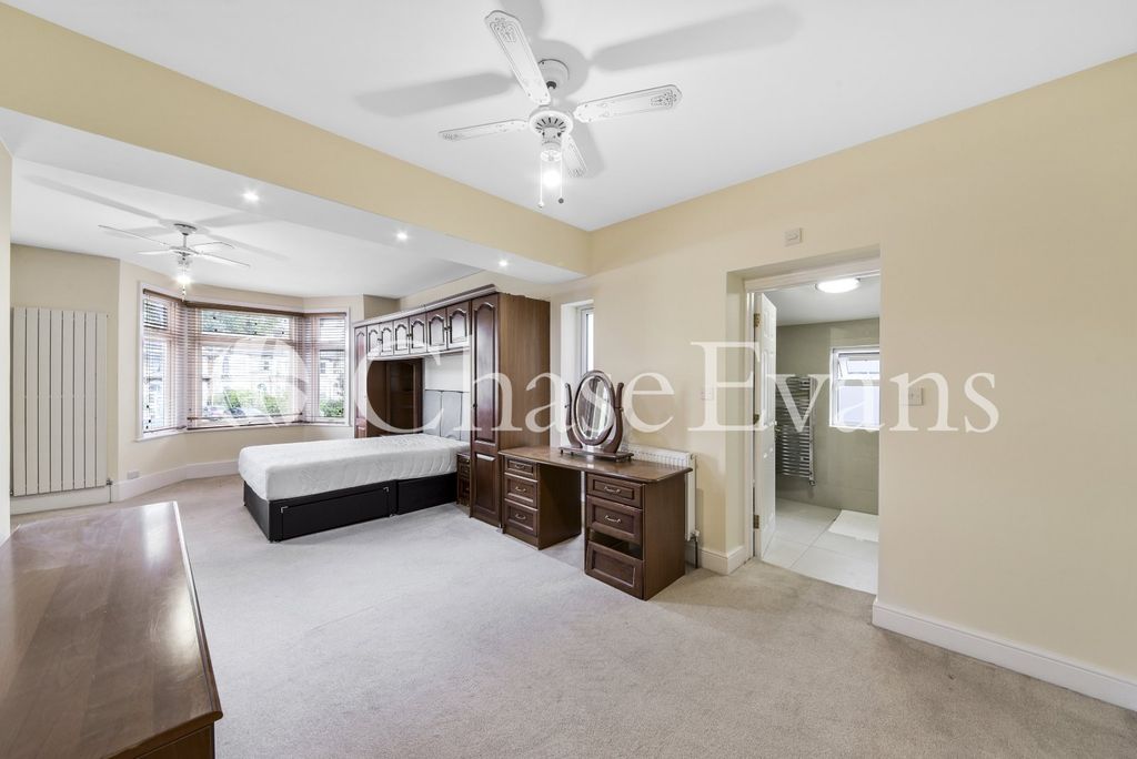 Property photo 2 of 33 Bedroom