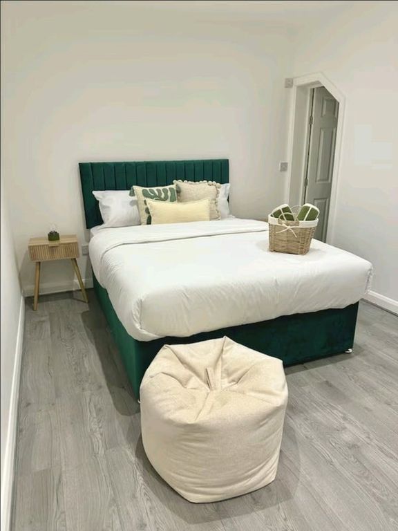 Property photo 2 of 7 A Stylish Double Bedroom Featuring A Comfortable G...