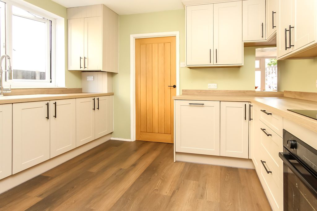 Property photo 3 of 15 Kitchen