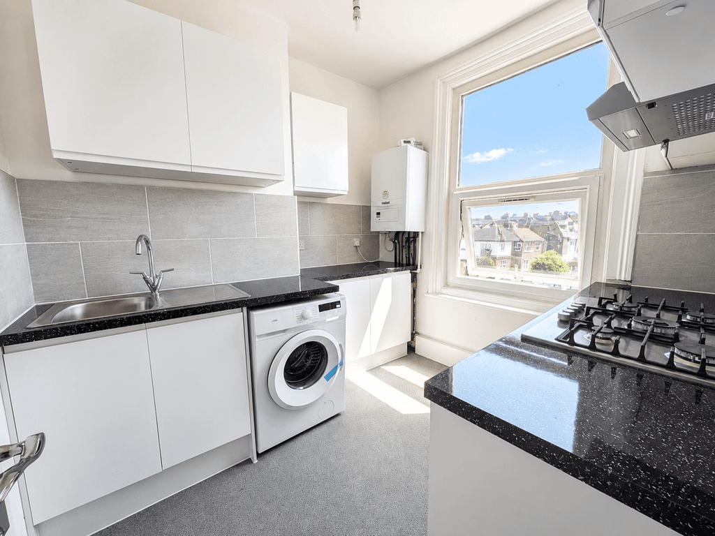 Property photo 1 of 12 Spacious One-Bedroom Flat With Separate Kitchen Near Loughborough Junction