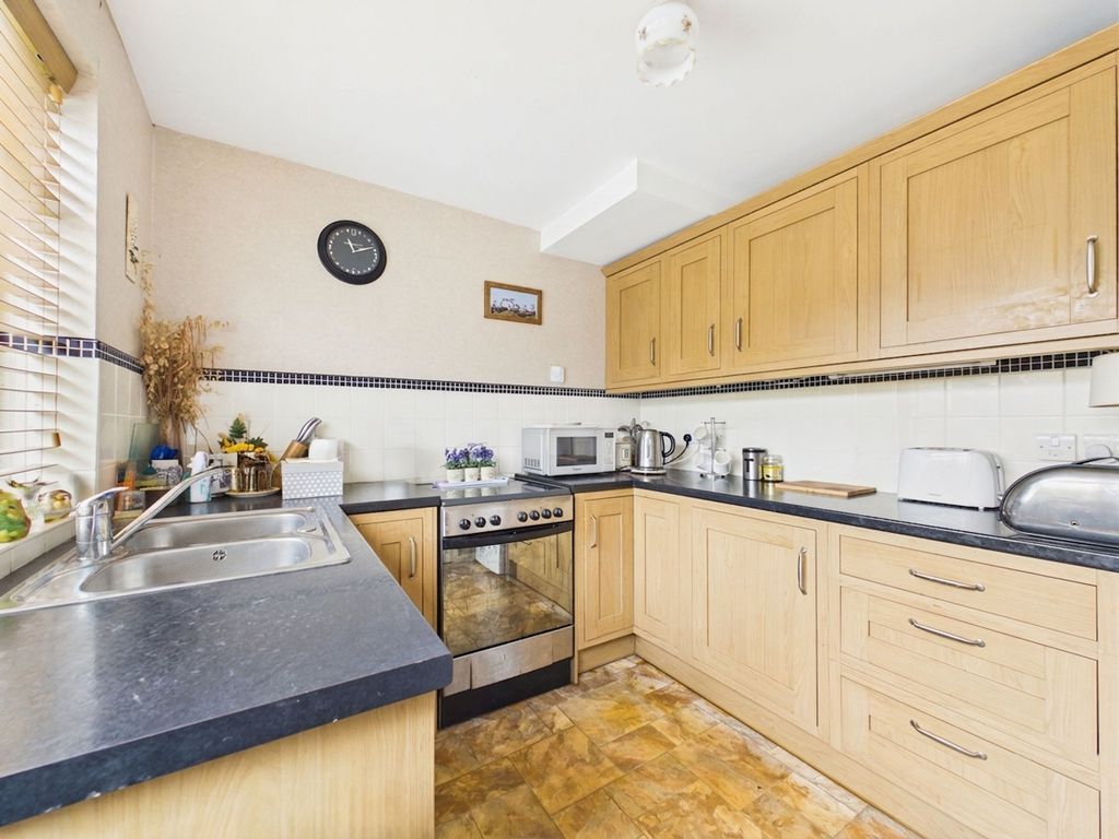 Property photo 3 of 12 Kitchen