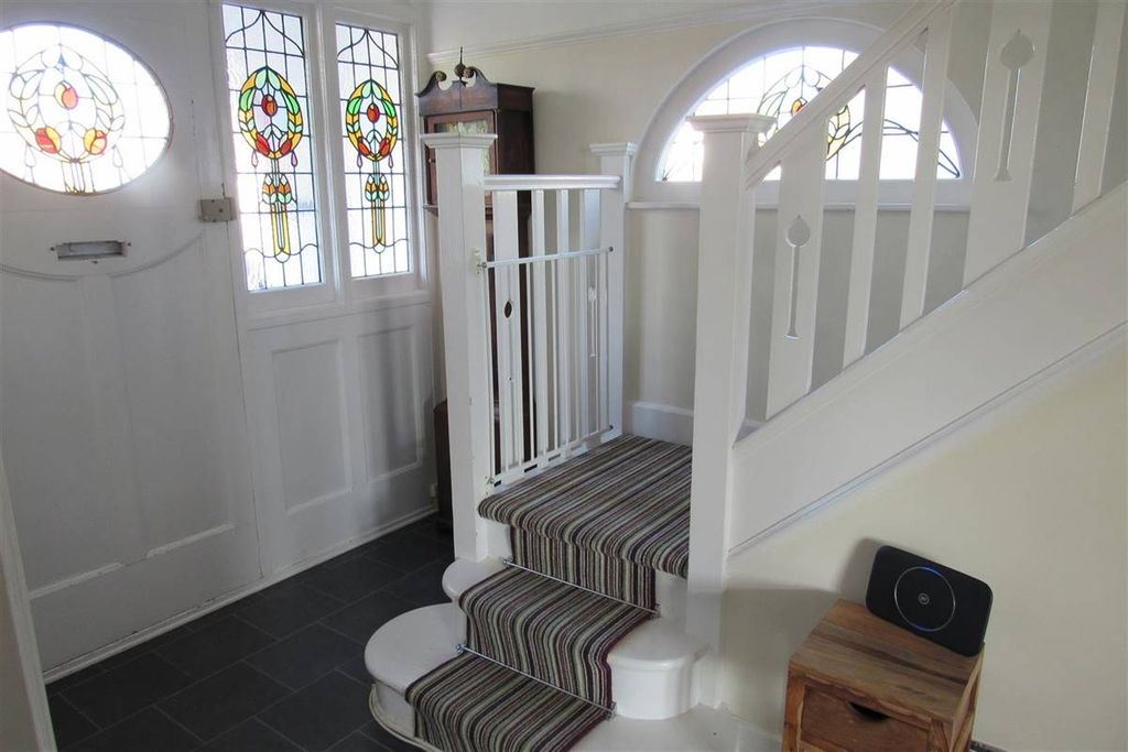 Property photo 3 of 25 Entrance Hall