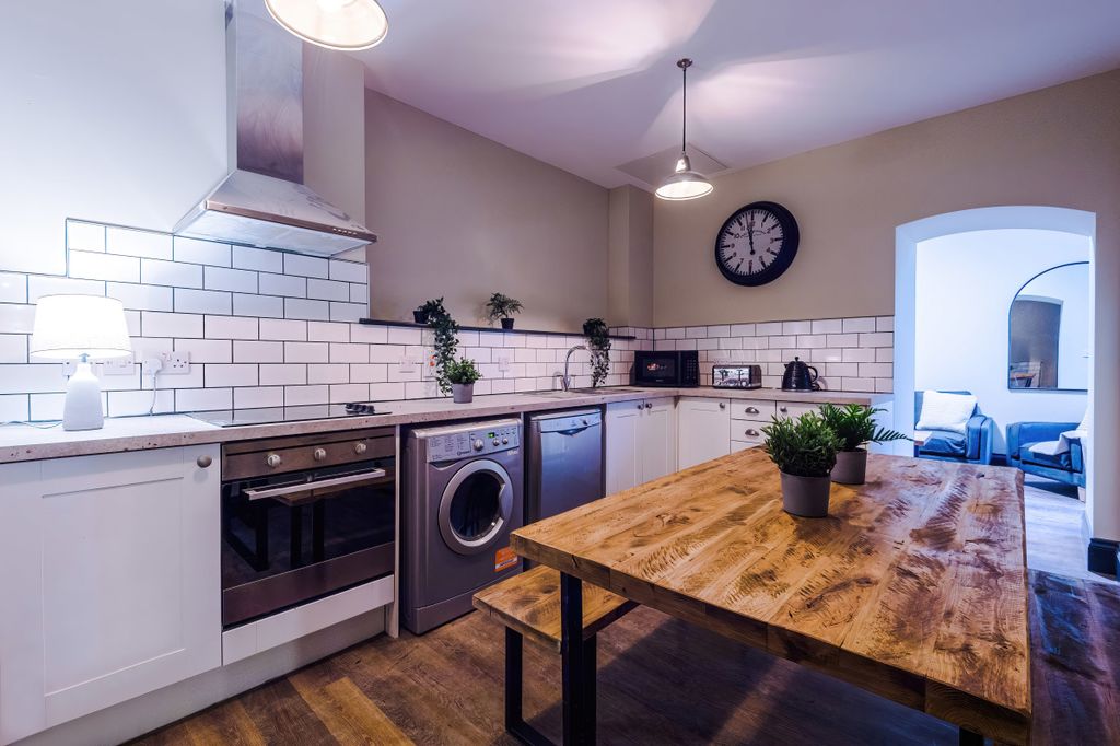 Property photo 2 of 21 Flat G, Hf, Kitchen 4