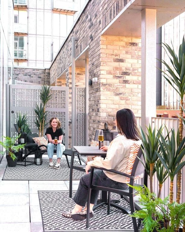 Property photo 2 of 16 Colliers Yard