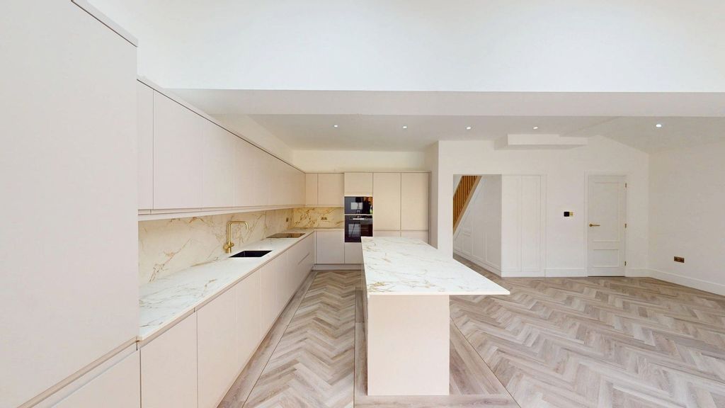 Property photo 3 of 30 Kitchen