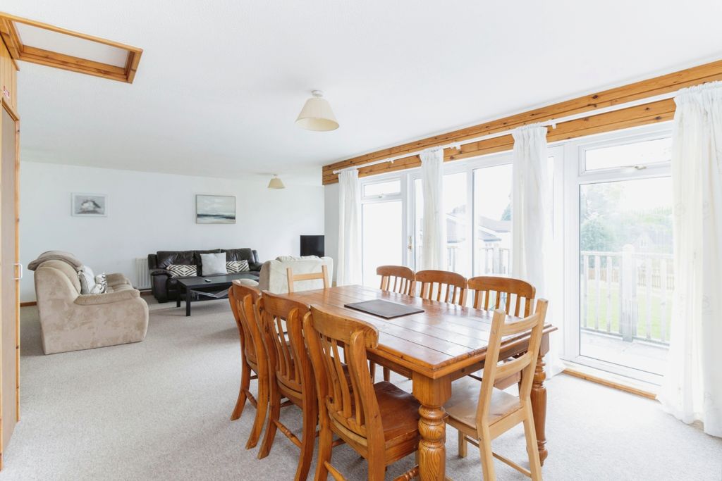 Property photo 3 of 17 Dining Area