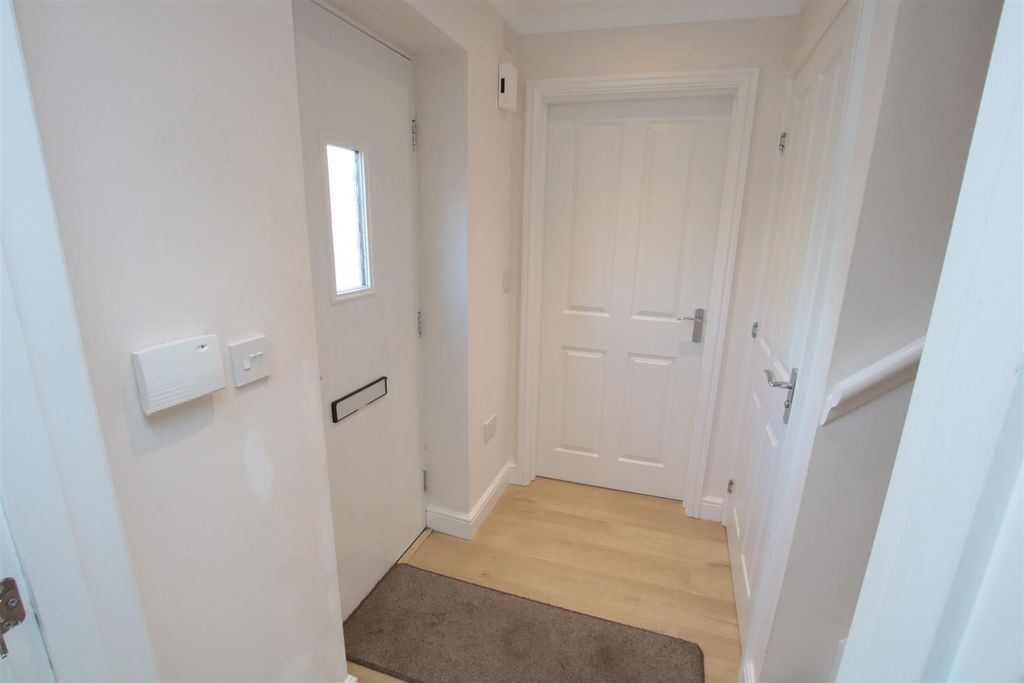 Property photo 3 of 18 Entrance Hall