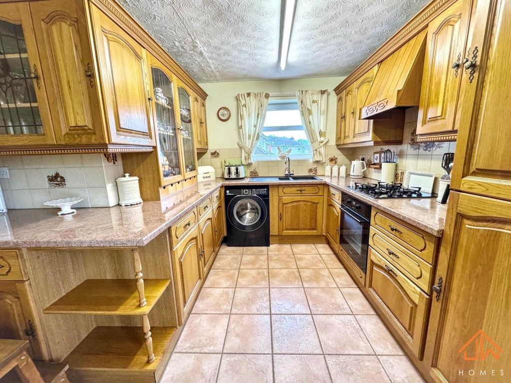 Property photo 3 of 18 Kitchen
