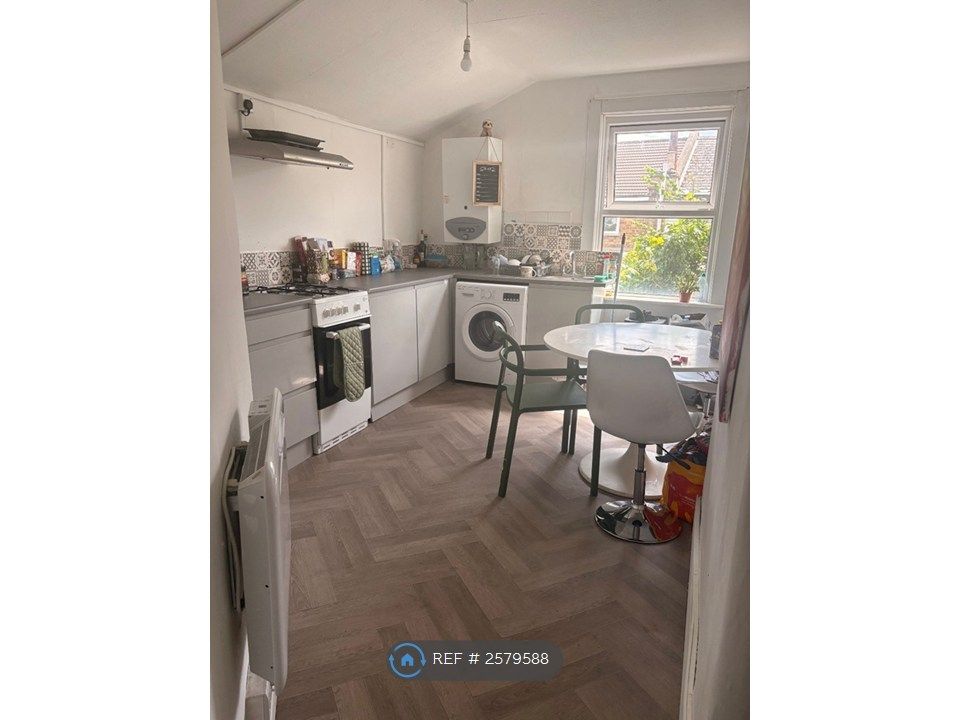 Property photo 2 of 7 Kitchen