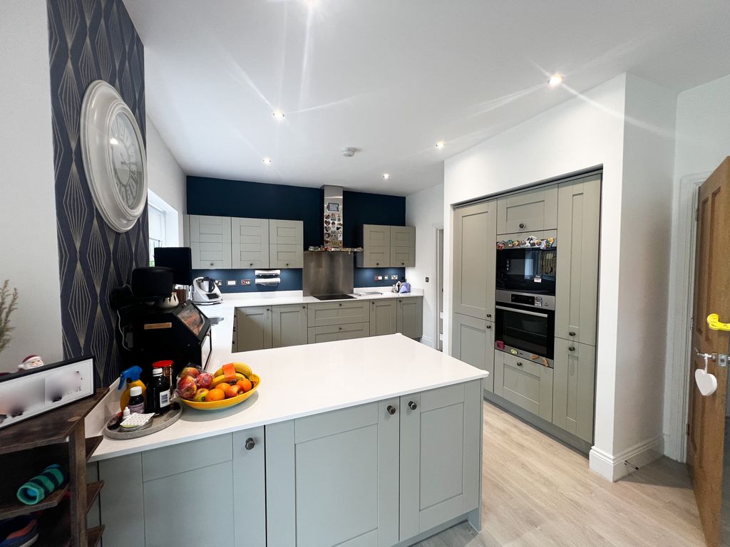 Property photo 3 of 19 Kitchen