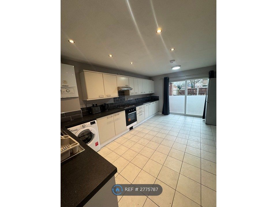 Property photo 3 of 9 Kitchen