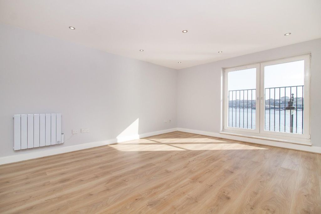 Property photo 3 of 12 Living Room