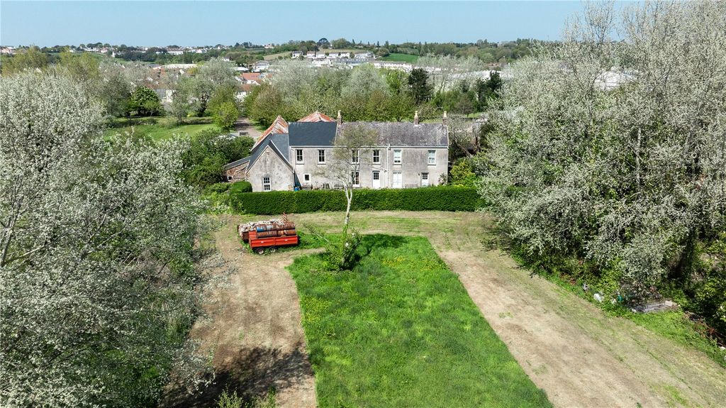 Property photo 3 of 10 External