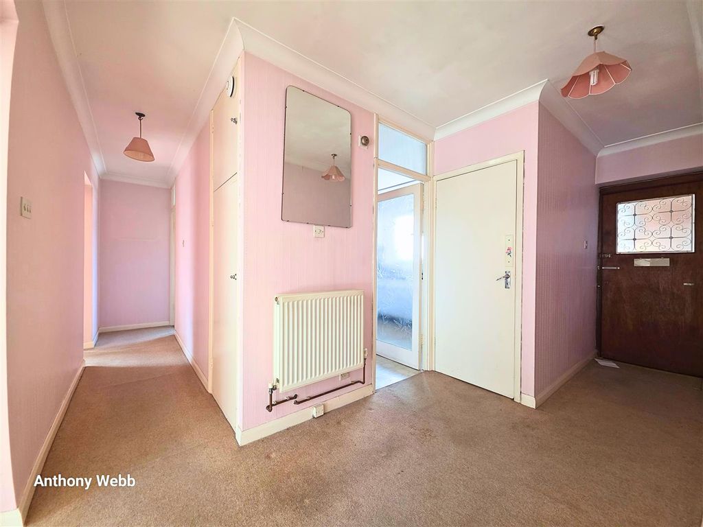 Property photo 3 of 17 Hallway