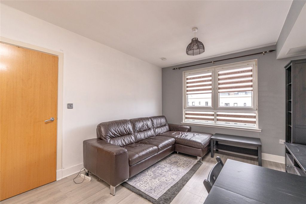 Property photo 3 of 16 Lounge Alt