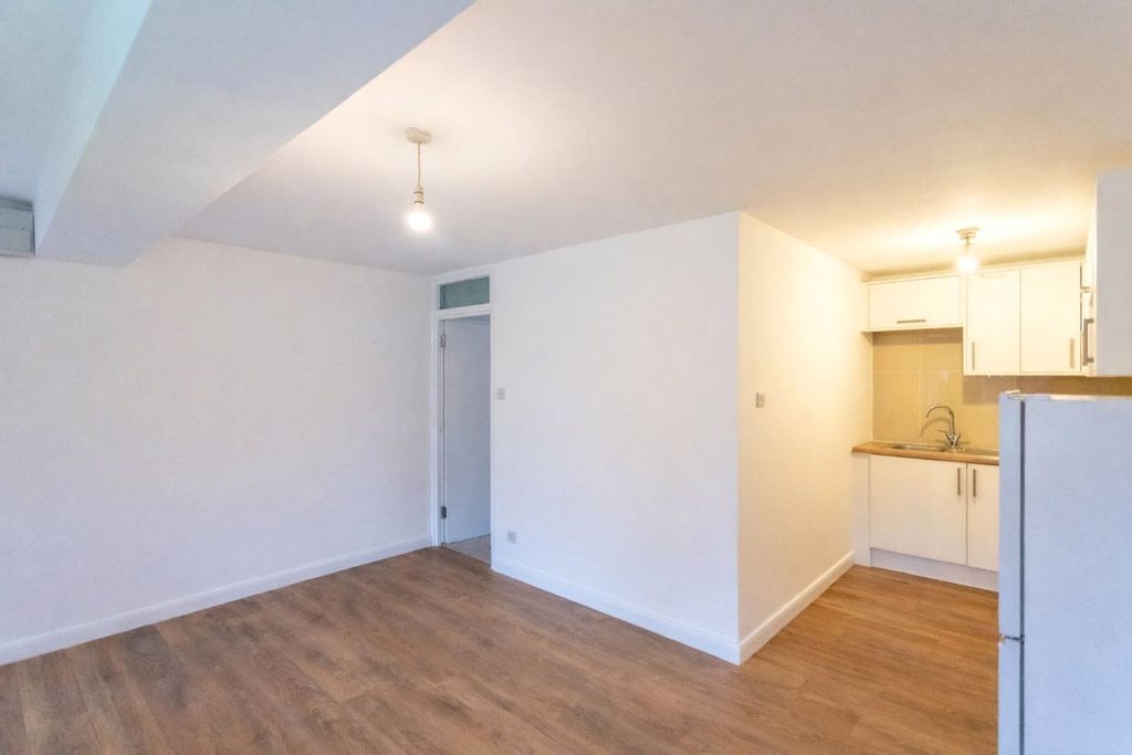 Property photo 3 of 8 Picture No. 21