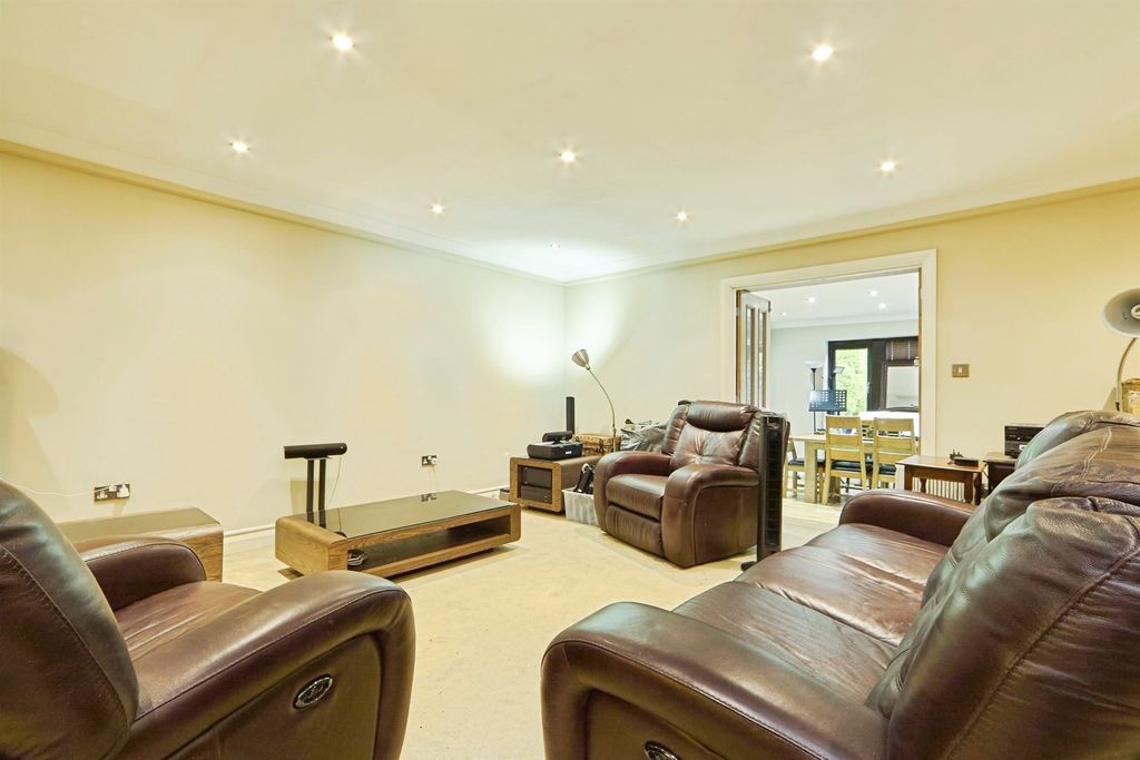 Property photo 3 of 27