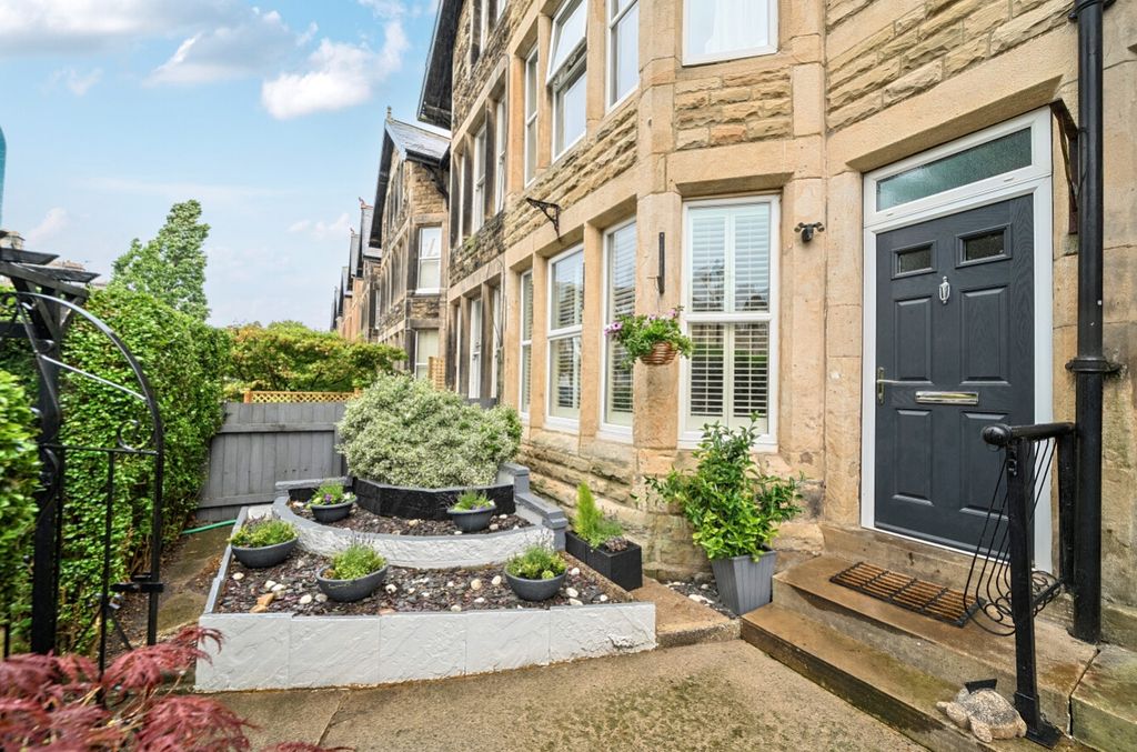 Property photo 1 of 28 Ewemove Harrogate House Front