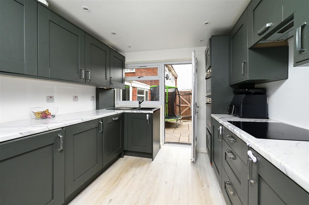 Property photo 2 of 11 Kennet Close
