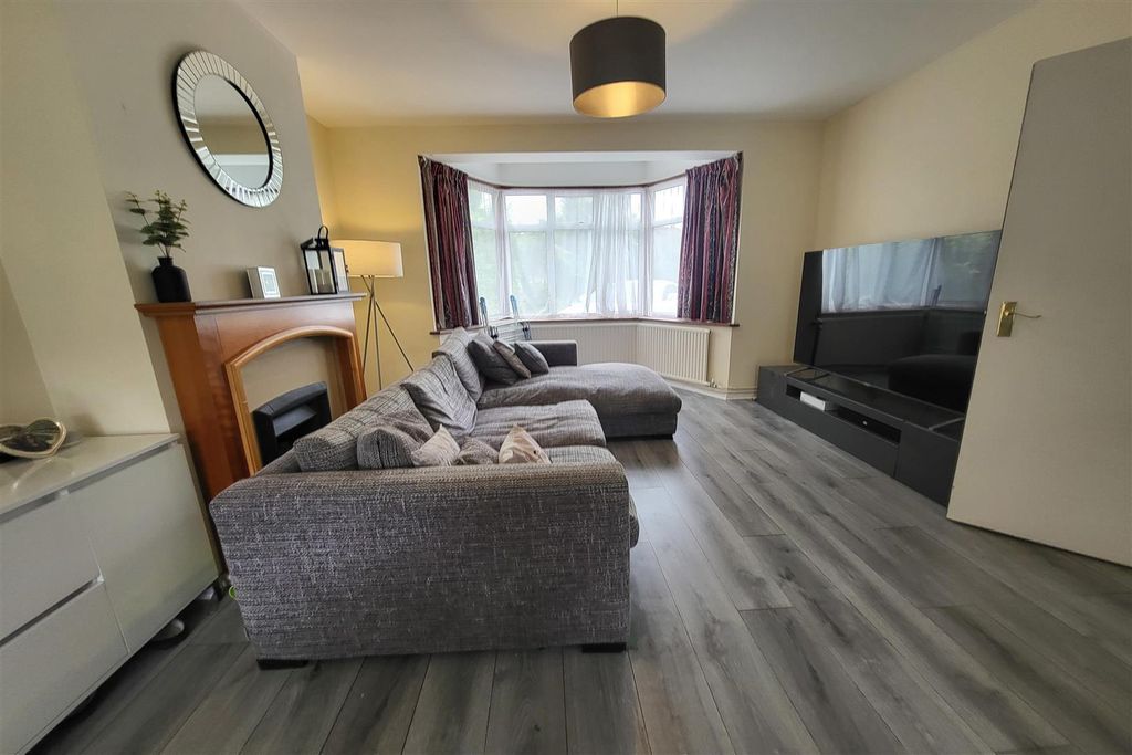 Property photo 3 of 20 Lounge Area: