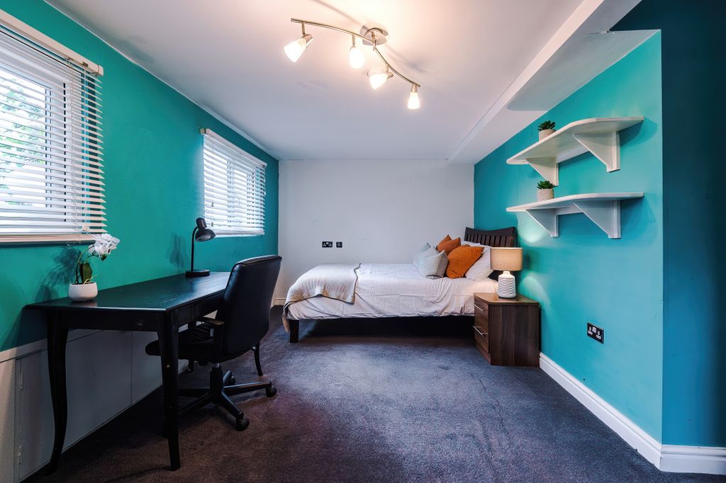 Property photo 3 of 23 16 Buckingham Mount Bedroom 13