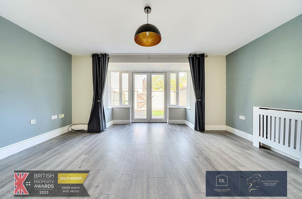 Property photo 3 of 30 Living Room.