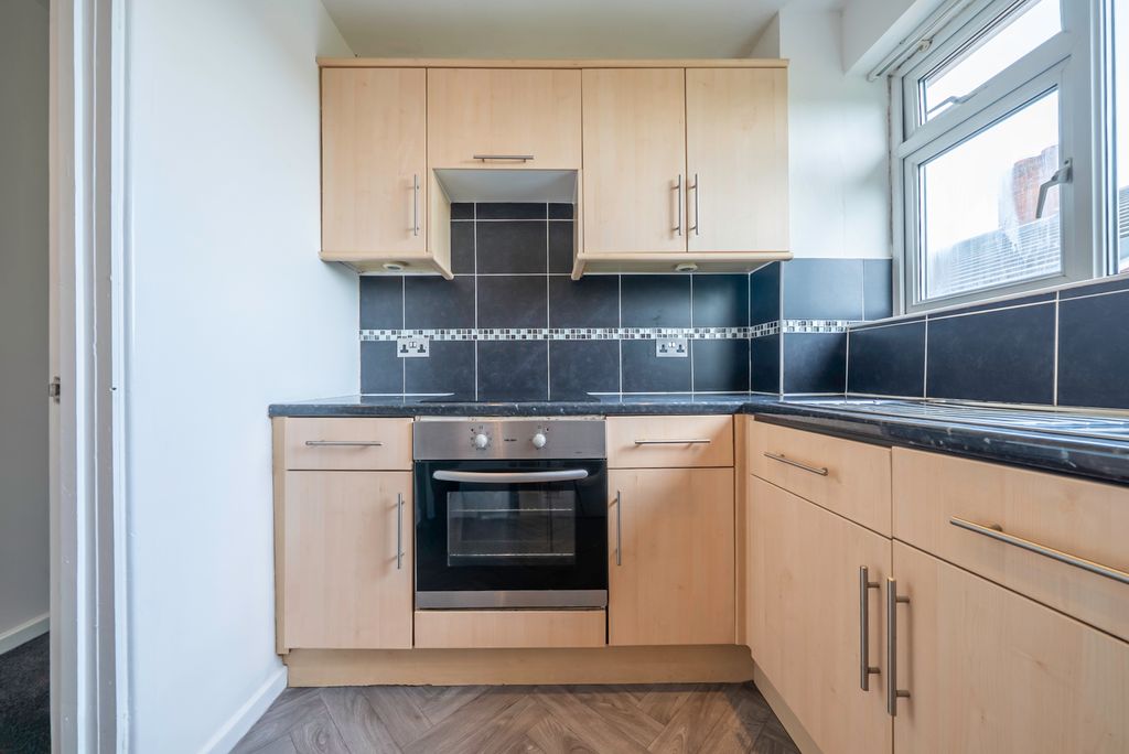 Property photo 3 of 15 2A Mottrams Cl00004