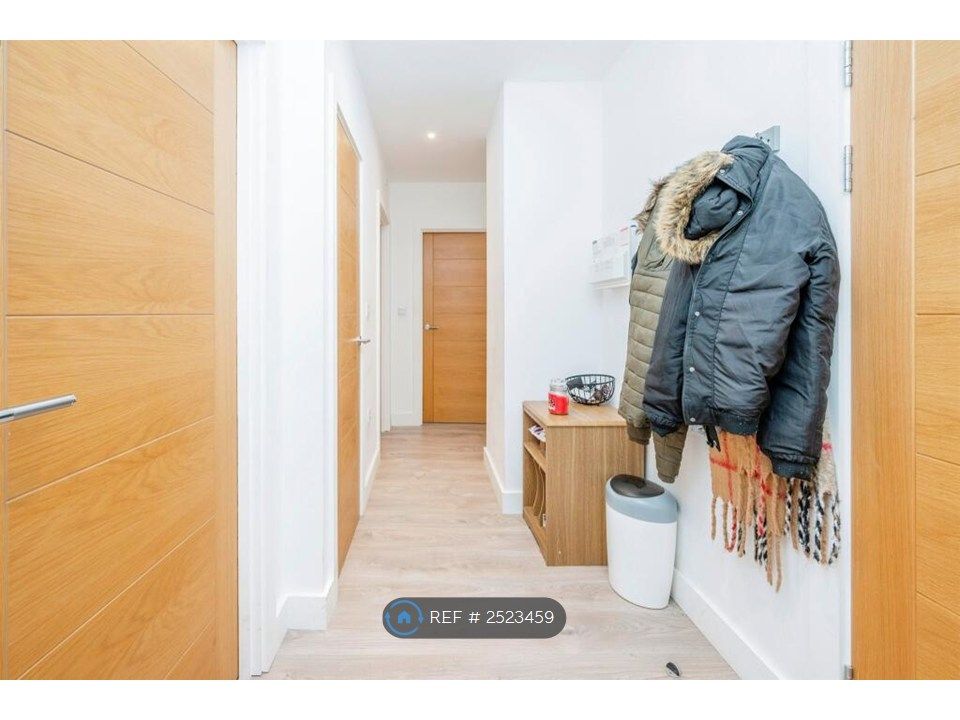Property photo 3 of 10 Entrance Hall