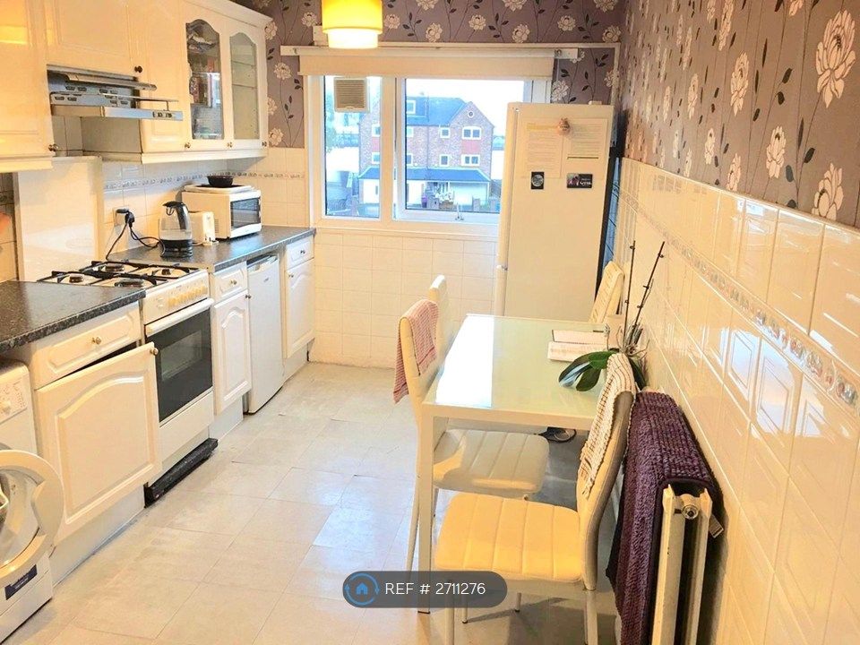 Property photo 2 of 9 Kitchen