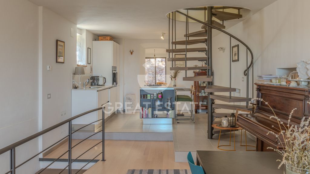 Property photo 2 of 38 Interiors