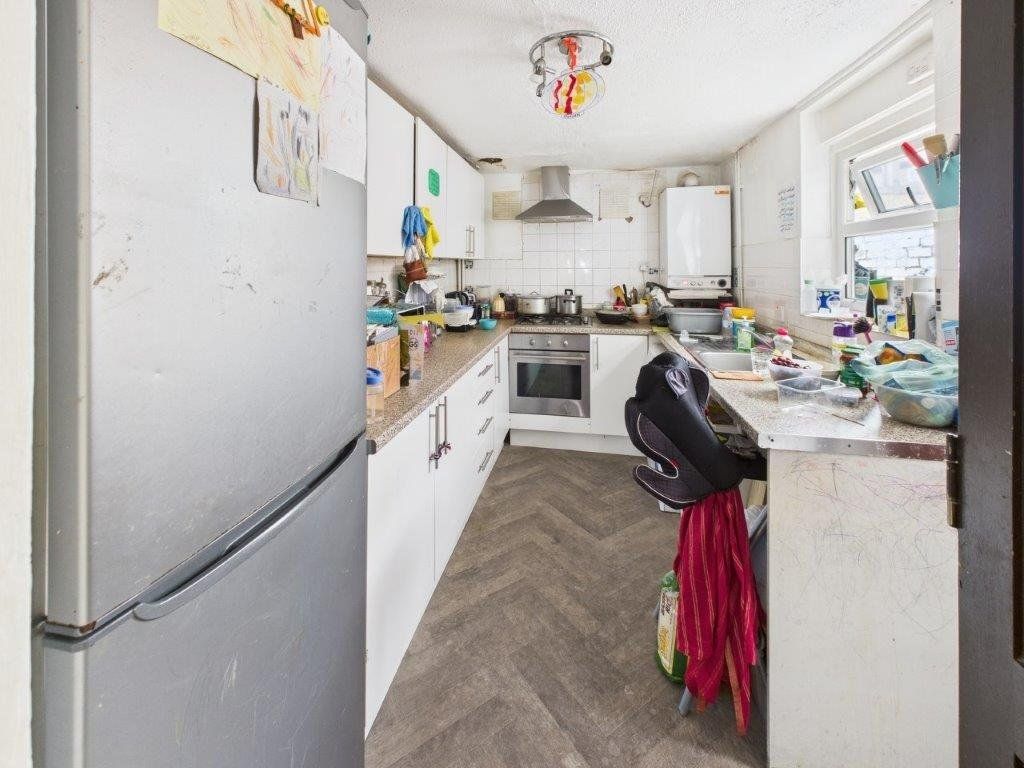 Property photo 3 of 8 Kitchen
