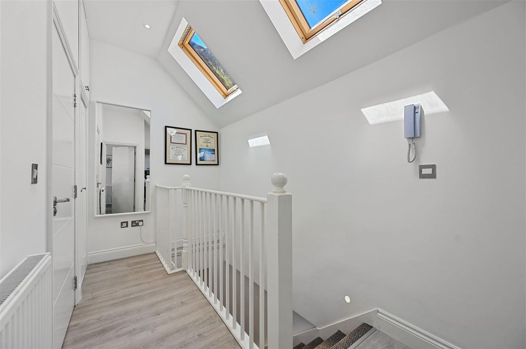 Property photo 3 of 14 Wh - 9 High Street - Hall3 (1).Jpg