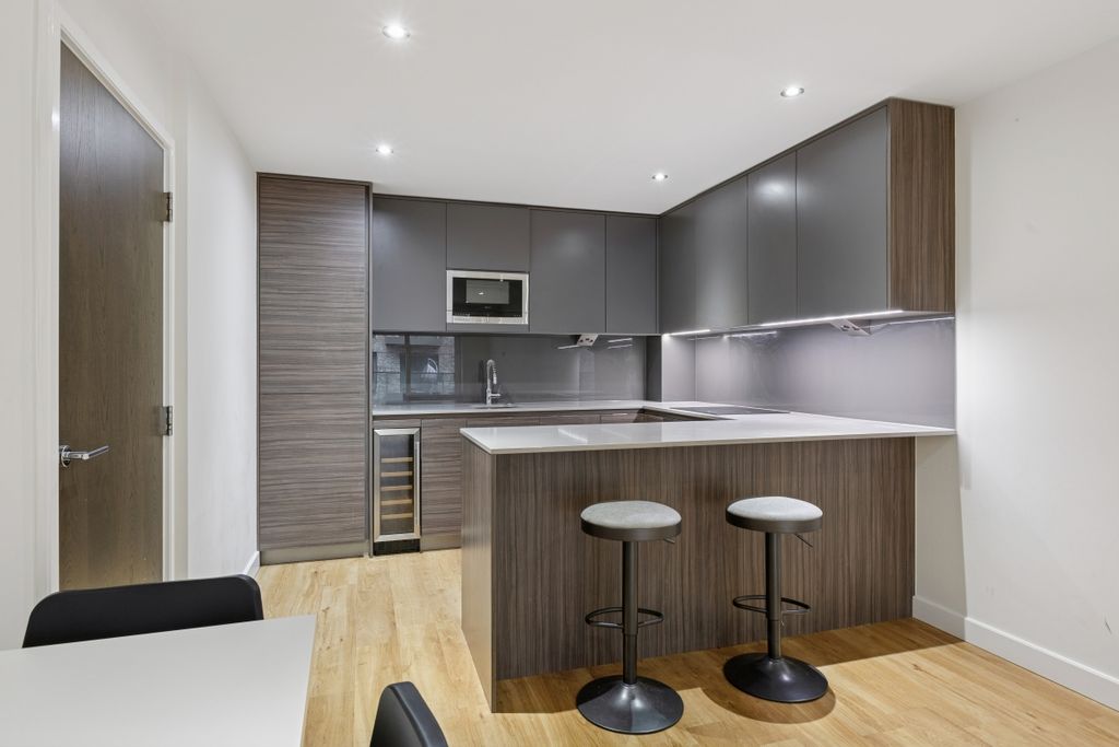 Property photo 2 of 19 101791_Flat 17 Em...