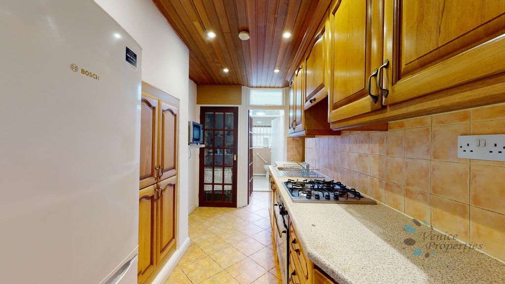 Property photo 2 of 27