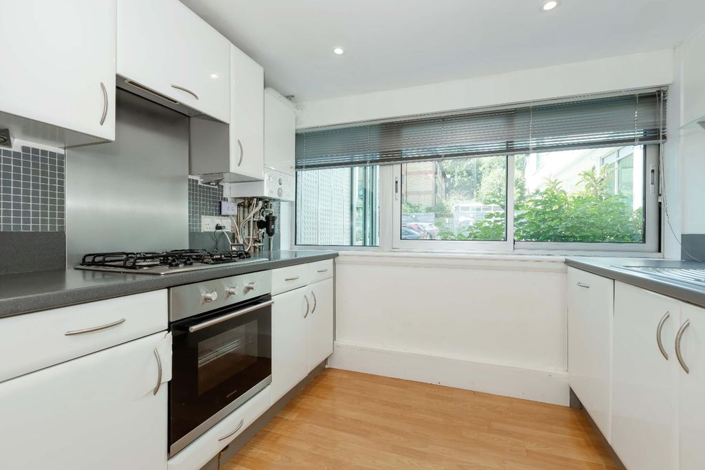 Property photo 2 of 16 Park Apartments_7.Jpg