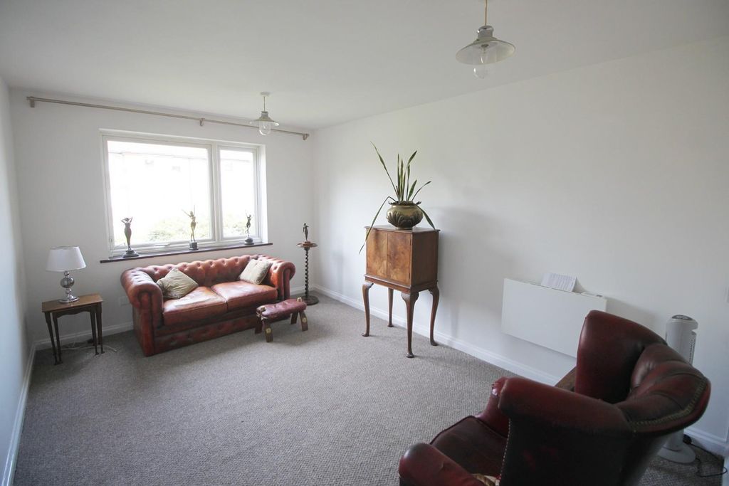 Property photo 2 of 8 Liv Nnnnn.Jpg