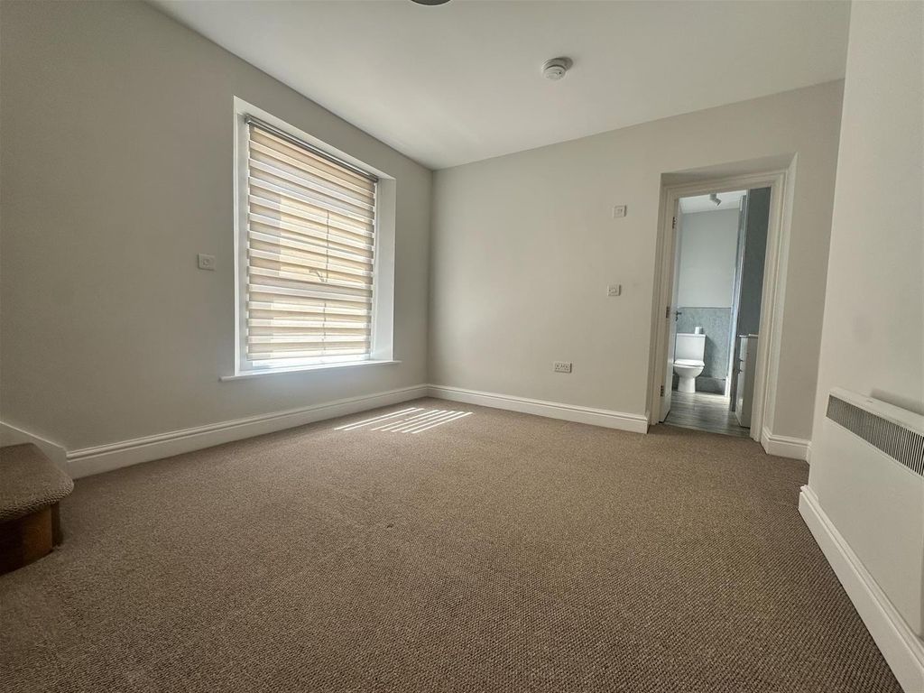 Property photo 1 of 7 Bright And Spacious Room With Modern Ensuite...
