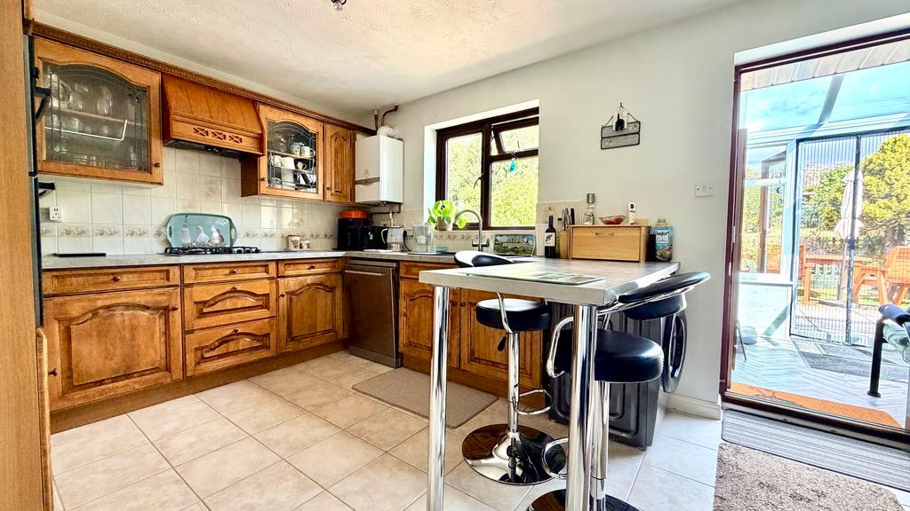 Property photo 3 of 18 Kitchen/Breakfast Room