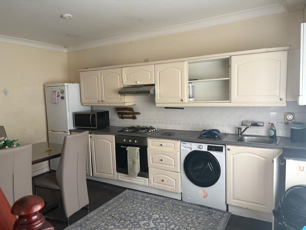 Property photo 3 of 7 Kitchen/ Dining