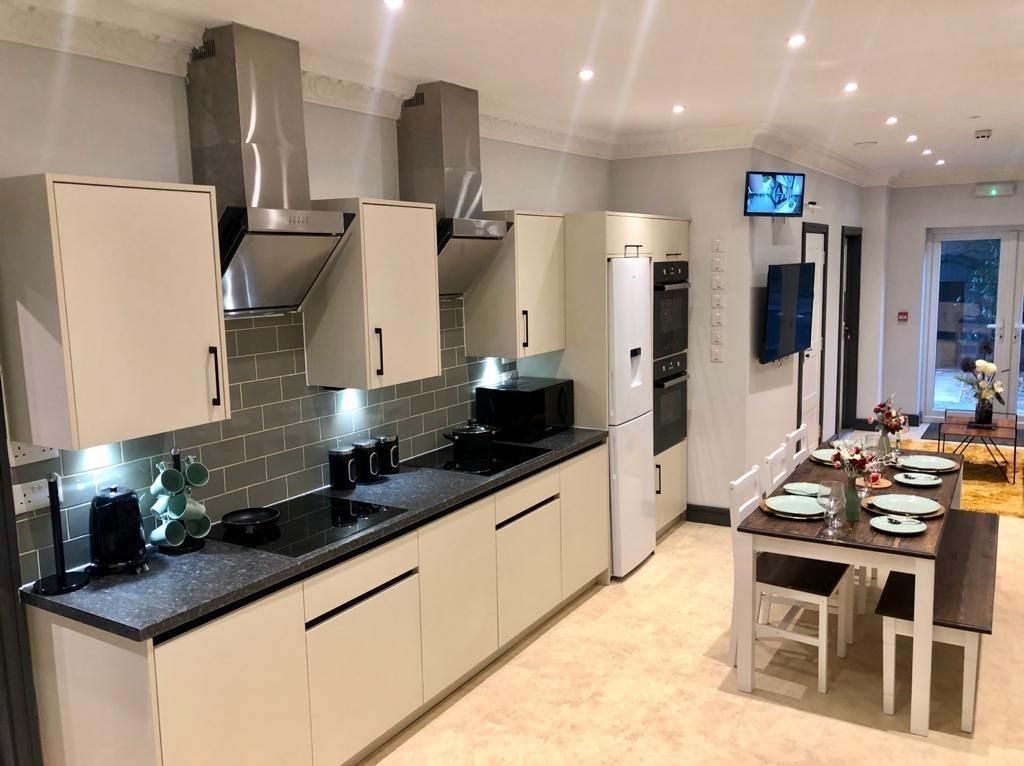 Property photo 3 of 11 Kitchen