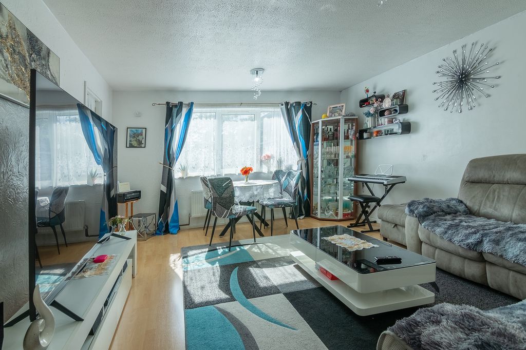 Property photo 2 of 33