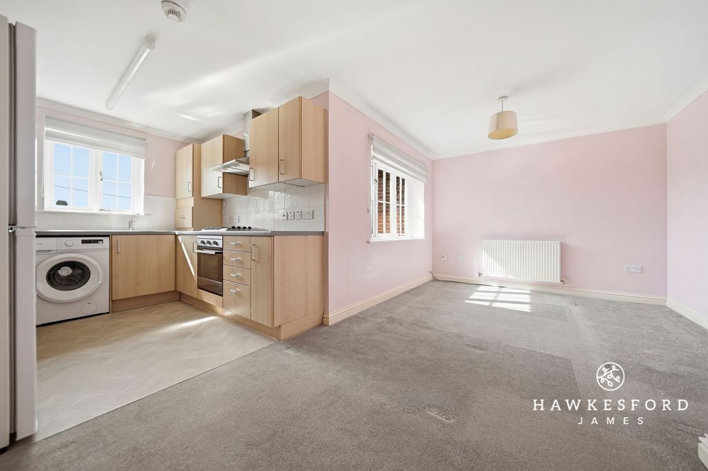 Property photo 3 of 15 Crown Road, Sittingbourne - Lounge