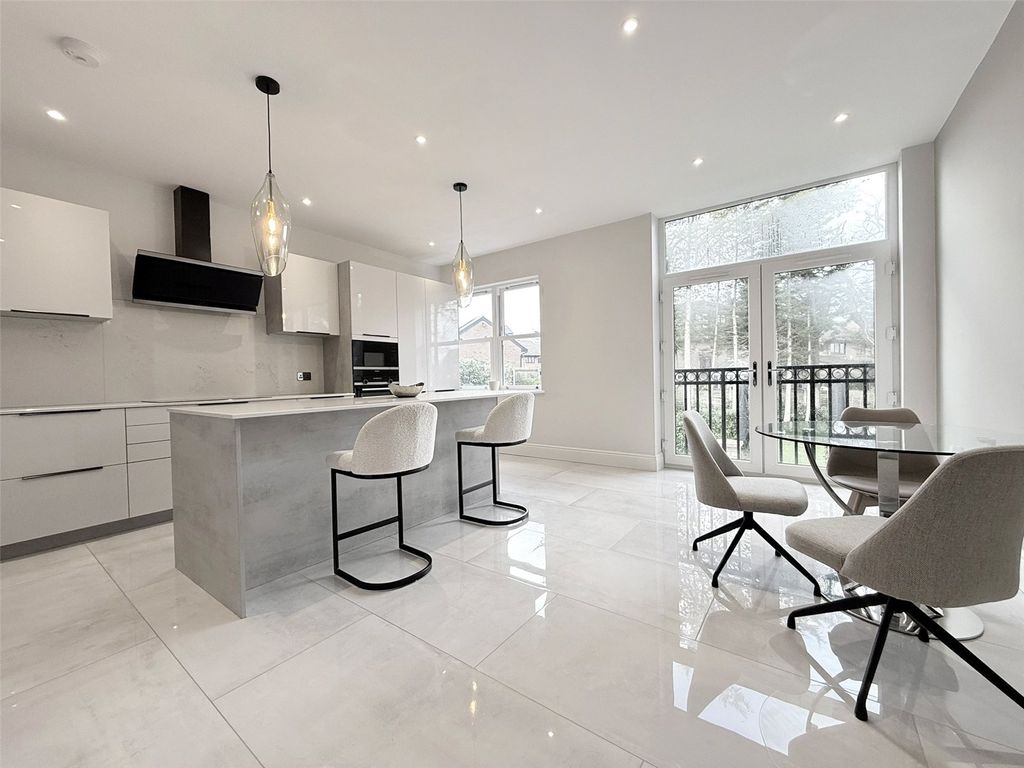 Property photo 2 of 18 Picture No. 14