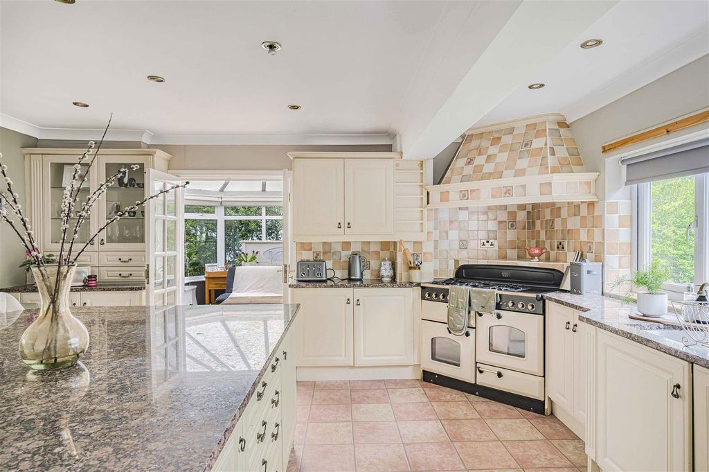 Property photo 2 of 23 Kitchen Breakfast Room
