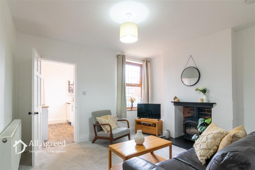 Property photo 3 of 13 Lounge