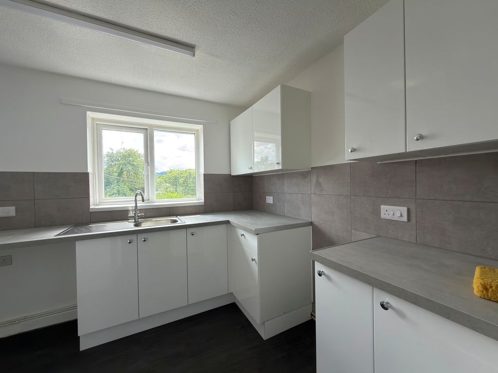 Property photo 3 of 10 Kitchen