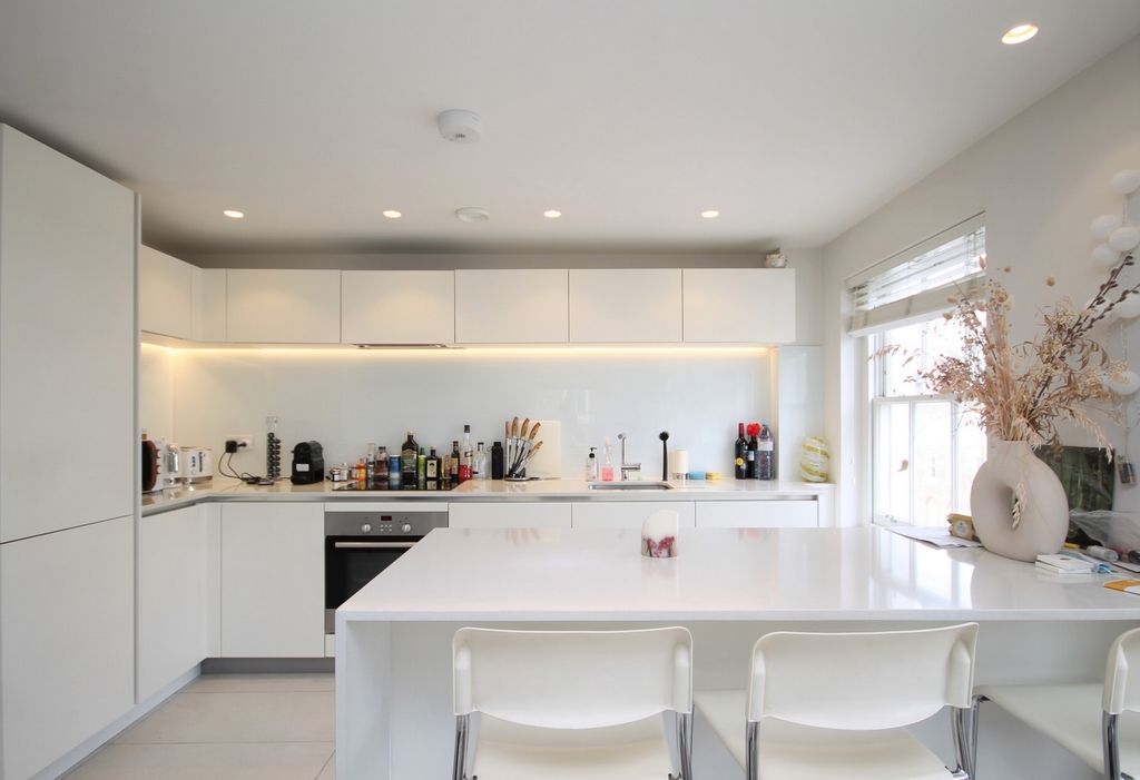 Property photo 3 of 11 Kitchen