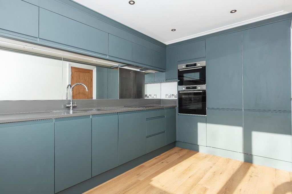 Property photo 3 of 19 Kit.Jpg